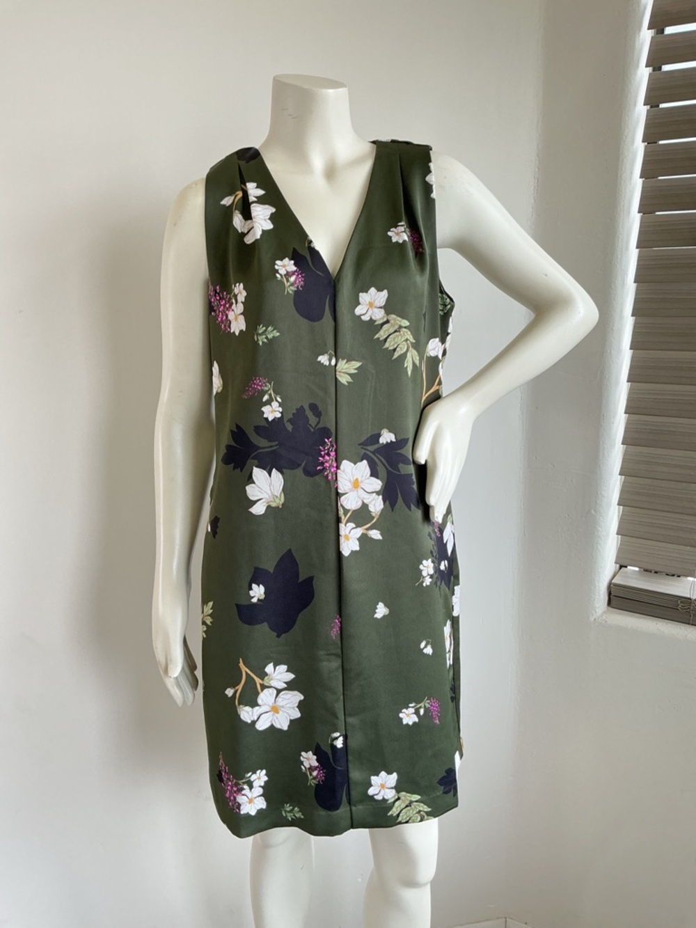 Banana Republic Olive Green Floral Dress Sleeveless V Neck Size 8 Elegant Casual